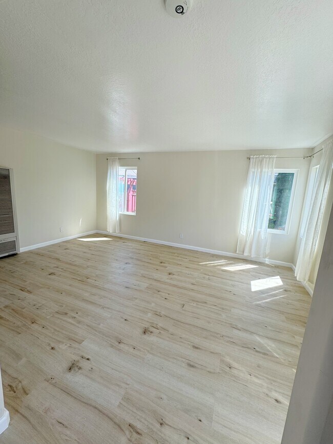 Spacious living room - 1765 Road 20