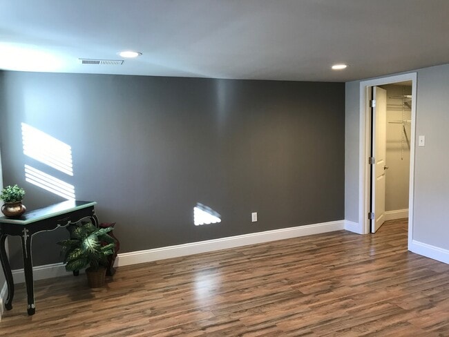 Building Photo - Large Renovated Home on the Hill with Garage!!