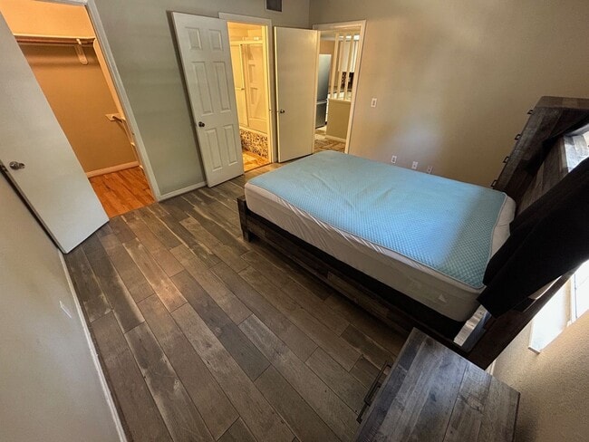 Building Photo - INTRODUCING A COZY AND CONVENIENT 1 BEDROO...