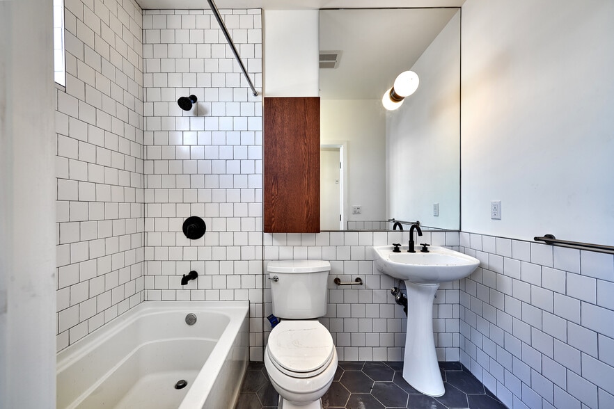 Building Photo - 2600 S Catalina St