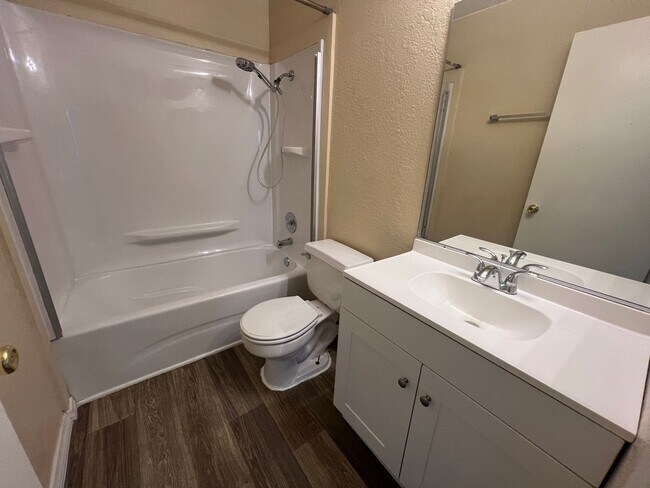 Building Photo - Best kept Fourplex- Mature Landscaping