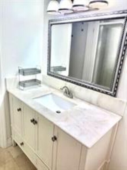 Building Photo - 2810 N Oakland Forest Dr