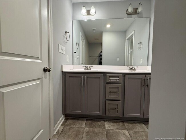 Building Photo - 1045 Bombay Dr