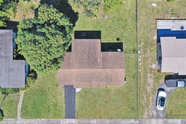 Building Photo - 3431 NW 5th Pl