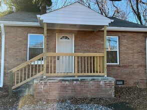 Building Photo - Beautiful 2 Bedroom 1 Bath House