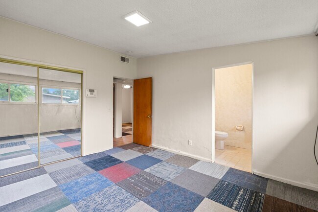 Building Photo - 6452 Evergreen Blvd