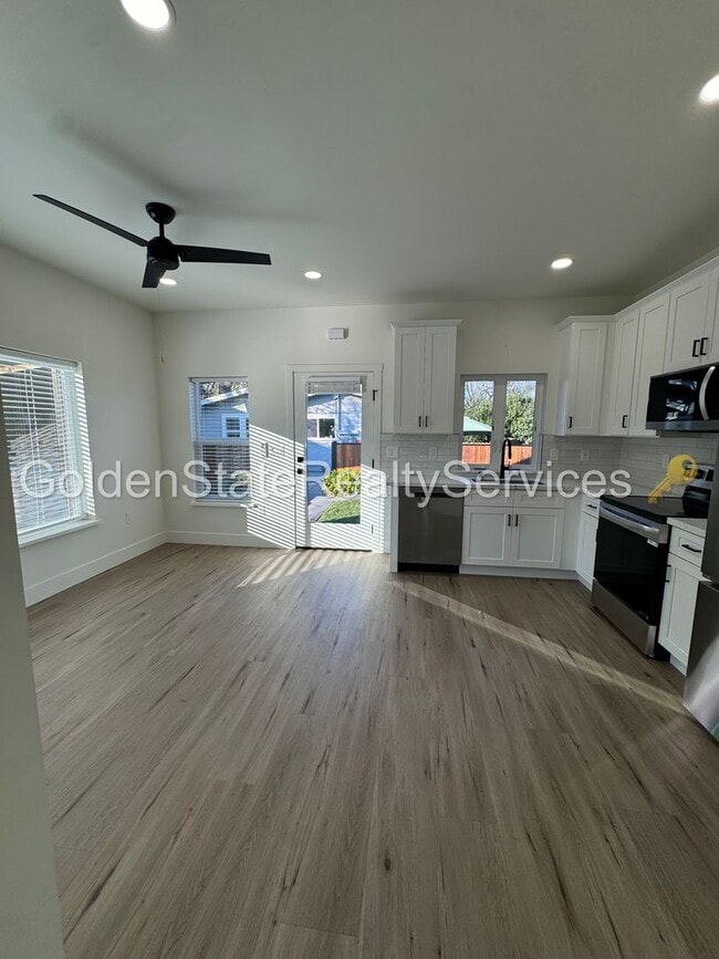 Building Photo - Pleasant St