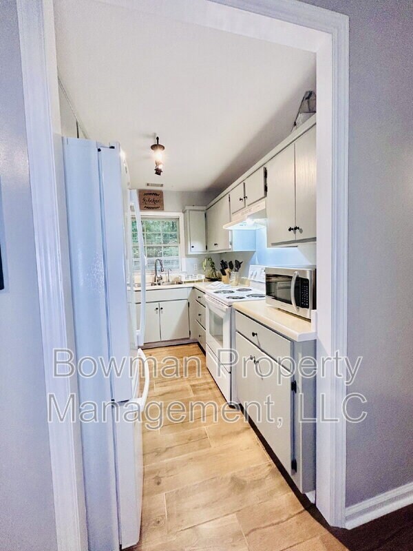 Building Photo - 255 Camelot Dr