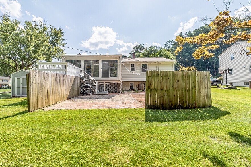 Building Photo - 8727 Valleyfield Rd