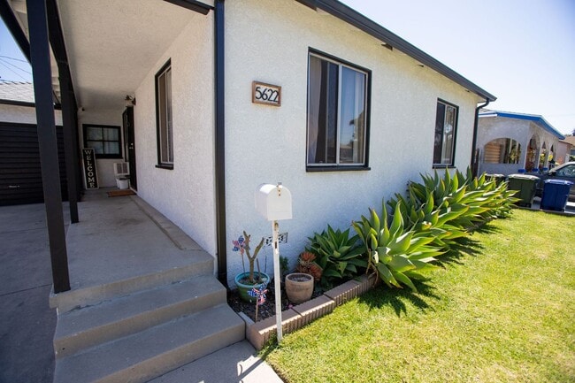 Building Photo - Lakewood Home, 2 Bedroom, 1 Bath with GREAT Backyard Space!