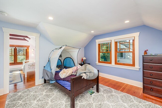 Building Photo - Sunset Hill Home