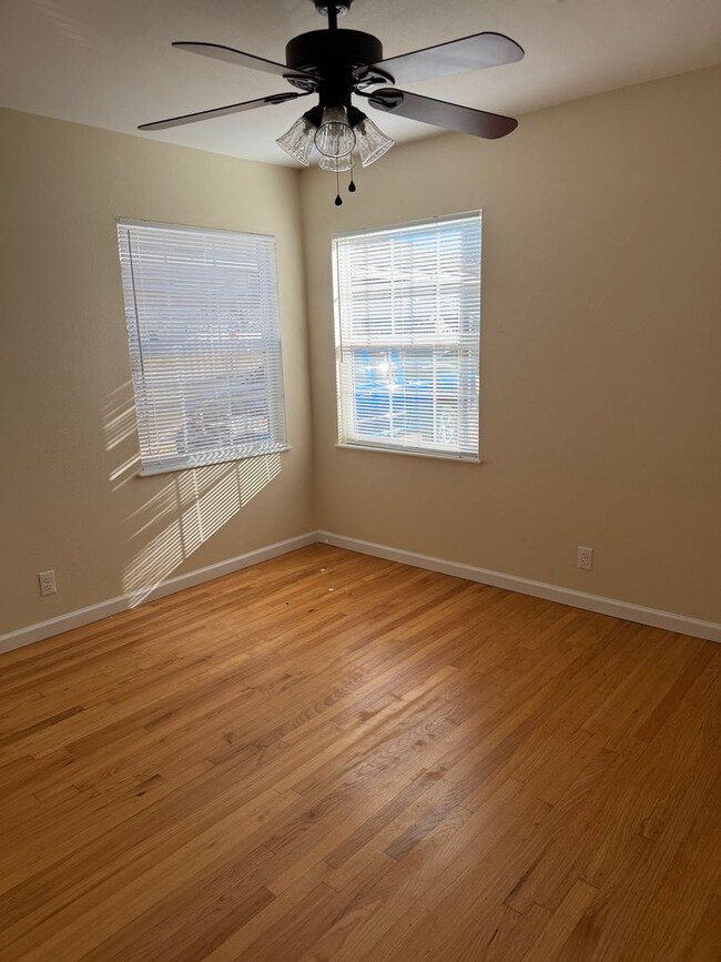 Building Photo - 304 W Chicago St