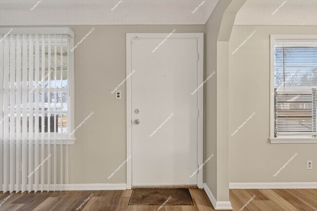 Building Photo - Charming Recently Renovated 3-Bedroom Bungalow in Detroit!