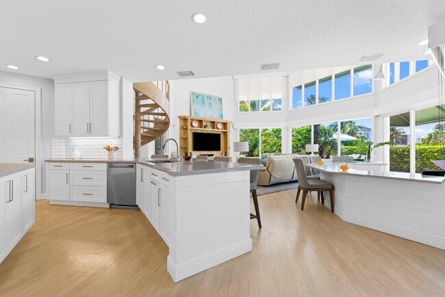 Building Photo - 396 E Coconut Palm Rd