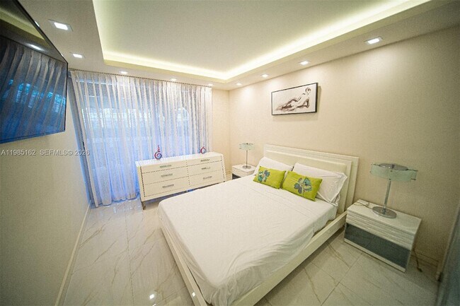 Building Photo - 16445 Collins Ave