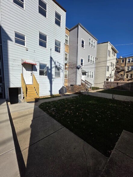 Fenced Backyard - 4831 W Roscoe St