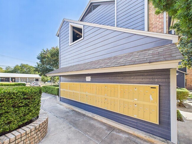 Building Photo - 2500 Burleson Rd