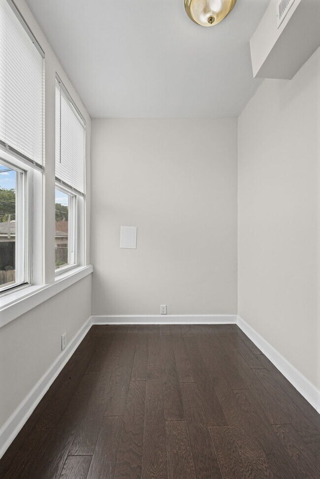 Building Photo - 1742 N Mayfield Ave