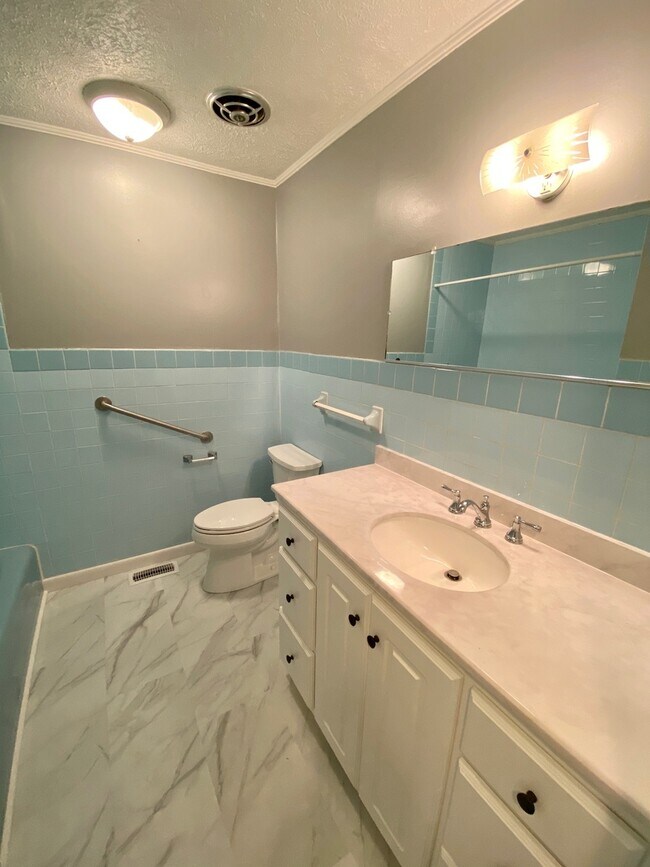 Building Photo - Home for Rent in Leeds, AL.. Available to View Now!!!