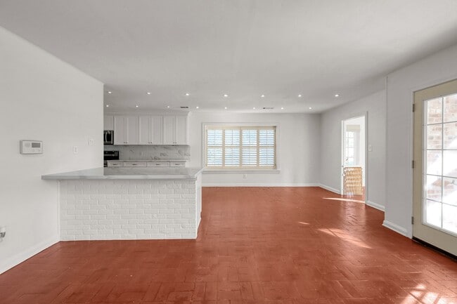 Building Photo - 26926 Maplewood Dr