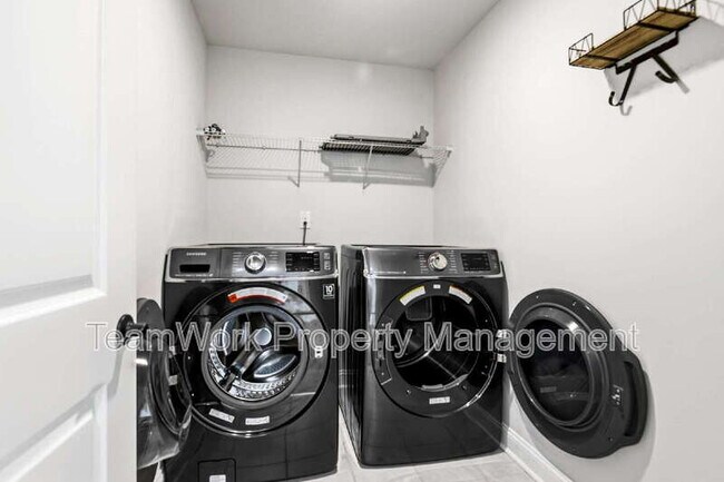 Building Photo - 233 Seaworthy St