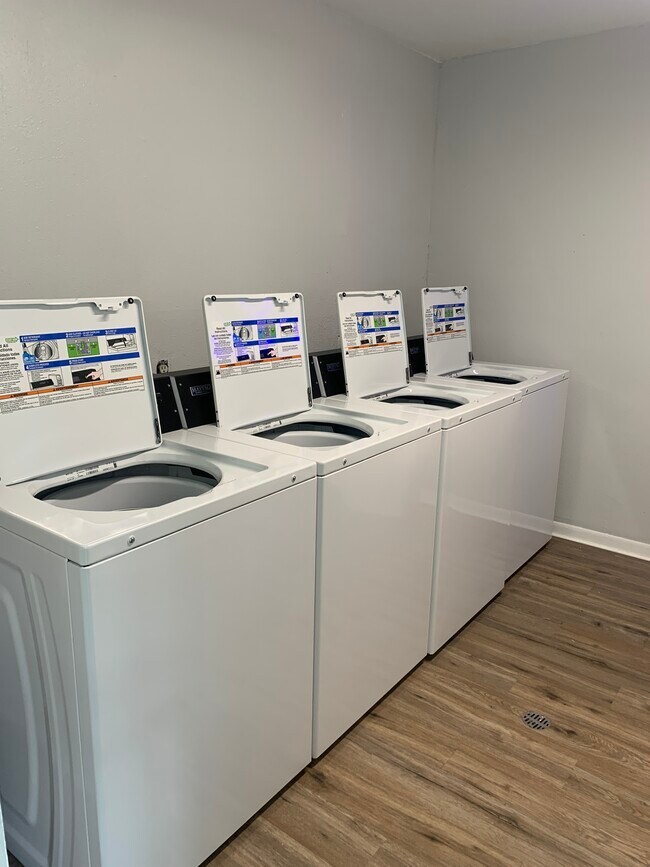 Building Photo - 932 7th Ave N