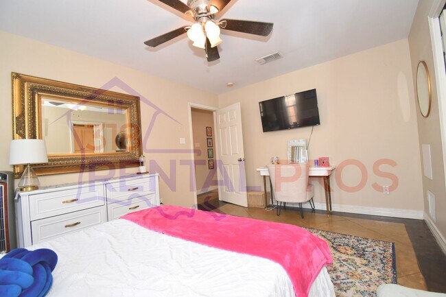 Building Photo - Three Bed, Two Bath Home in Ruston!