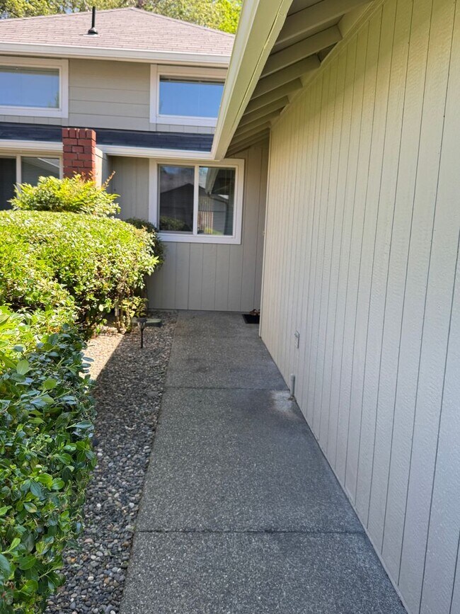 Building Photo - 2 bedroom 2 bath duplex for rent in Grants  Pass