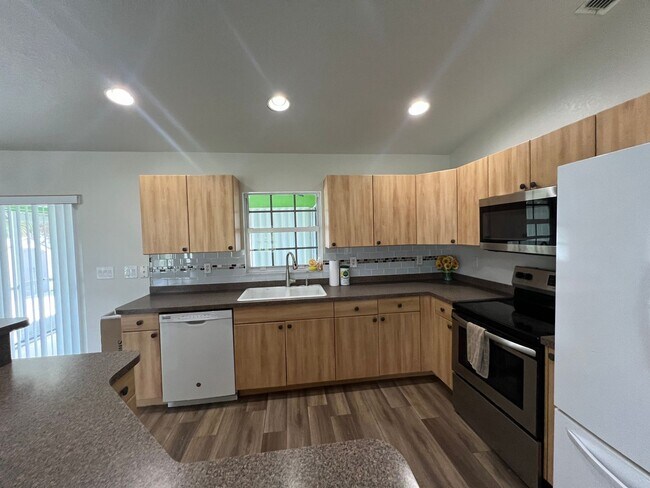 Building Photo - ($2,095) * ANNUAL ** Pool ** 3 Bed / 2 Bath - Harbor Heights  ** Single Family Home