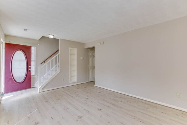 Building Photo - Updated 3-Bedroom Yorktown Townhouse with Private Yard and Community Amenities