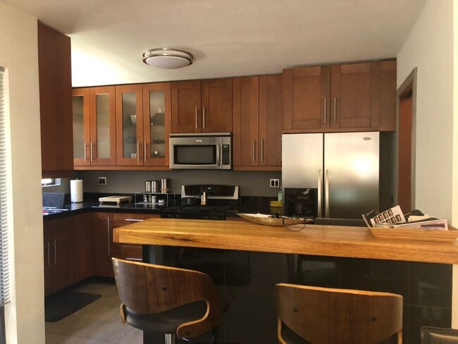 Building Photo - Furnished 2 bedroom 2 bath, WiFi and Garba...