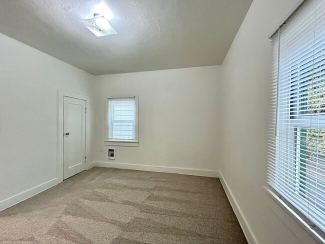 Building Photo - 231 NE 4th Ave