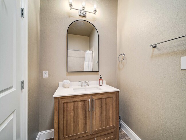 Building Photo - 200 Cove Dr