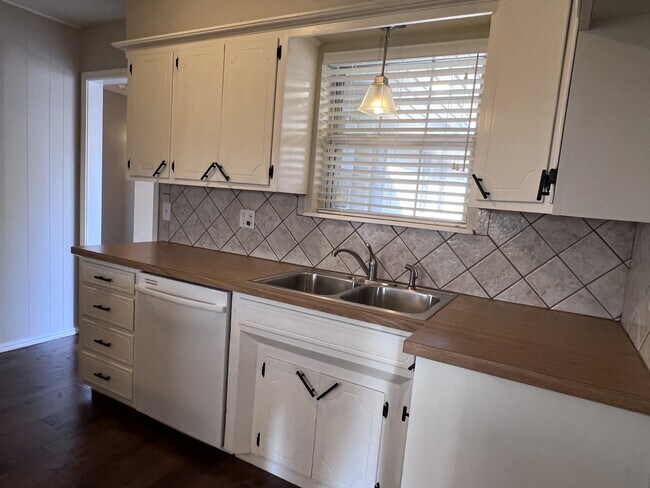 Building Photo - 2909 N Tropicana Ave