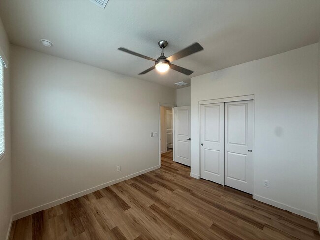 Building Photo - 624 N Vine St