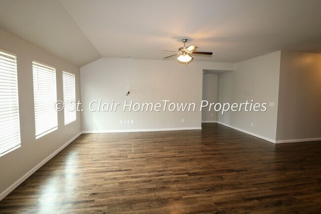 Building Photo - Spacious 4 Bedroom Home in Fox Hollow
