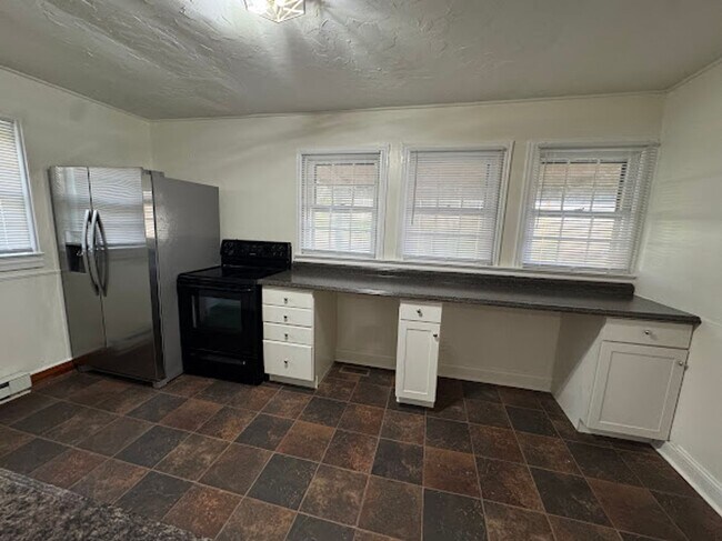 Building Photo - 3 Bedroom 2 Bathroom Home for Rent in Bluff City, TN