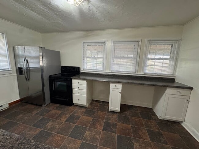 Building Photo - 3 Bedroom 2 Bathroom Home Located in Bluff City, TN