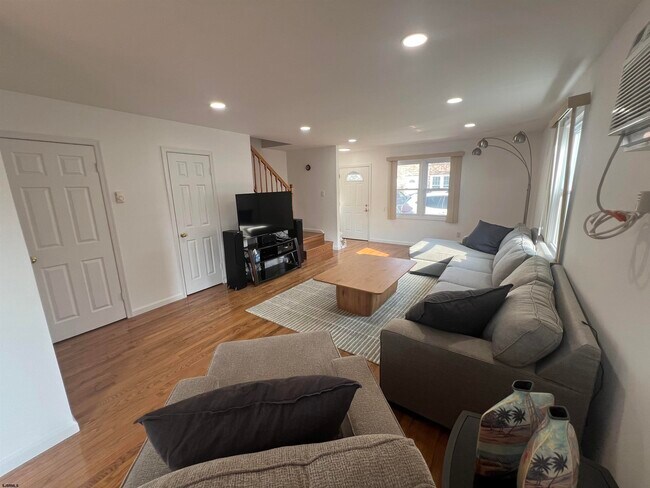 Building Photo - 9709 Monmouth Ave