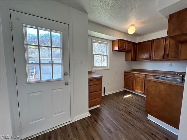 Building Photo - 642 Cove Rd