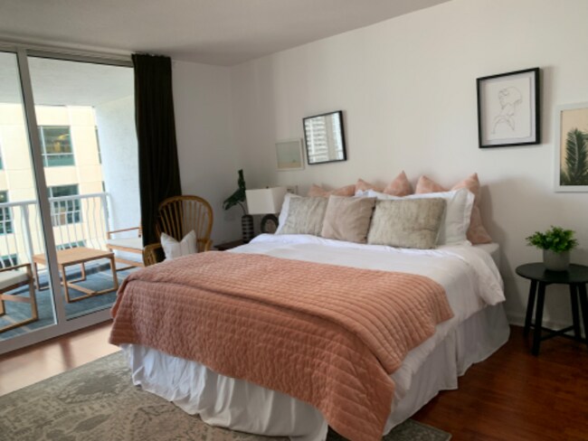 Building Photo - 1200 Brickell Bay Dr