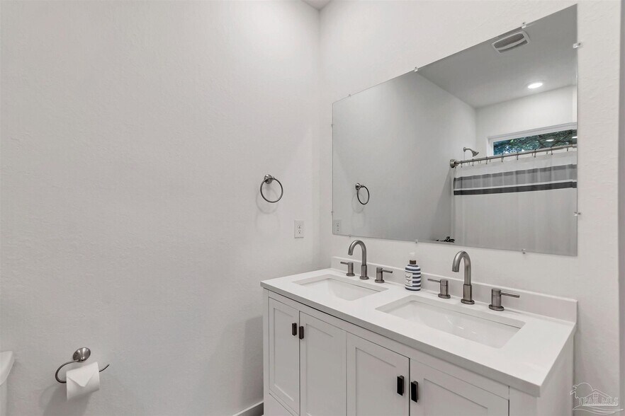 Building Photo - 4675 Geneva Dr