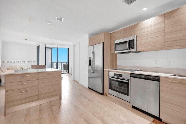 Building Photo - 121 NE 34th St