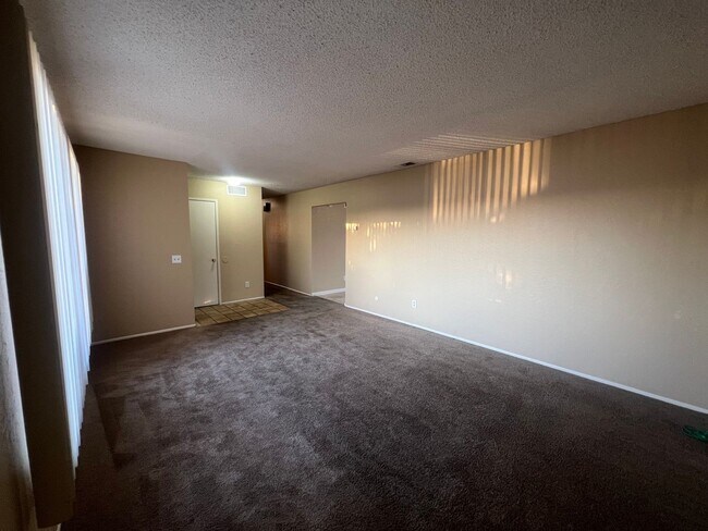 Building Photo - Spacious 4BR/2BA Mira Mesa Home For Rent!