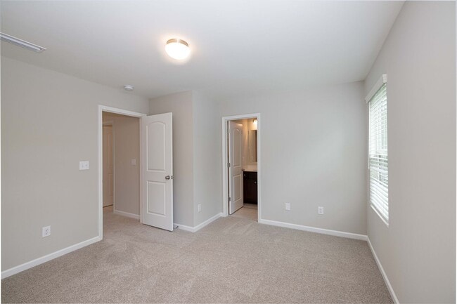 Building Photo - BEAUTIFUL 3BD/2.5BTH Townhome - MALLARD CREEK - AVAILABLE MAY/JUNE 2026