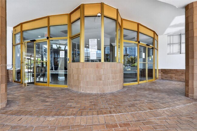 Building Photo - 100 Golden Isles Dr