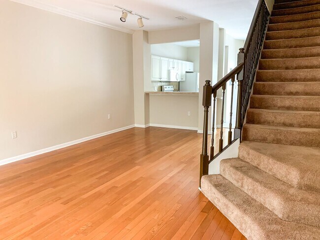 Building Photo - Beautiful 2/2.5 in Magnolia Place