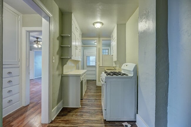 Building Photo - Exquisite 1 Bedroom Brownstone Apartment Steps Away from The Plaza District!