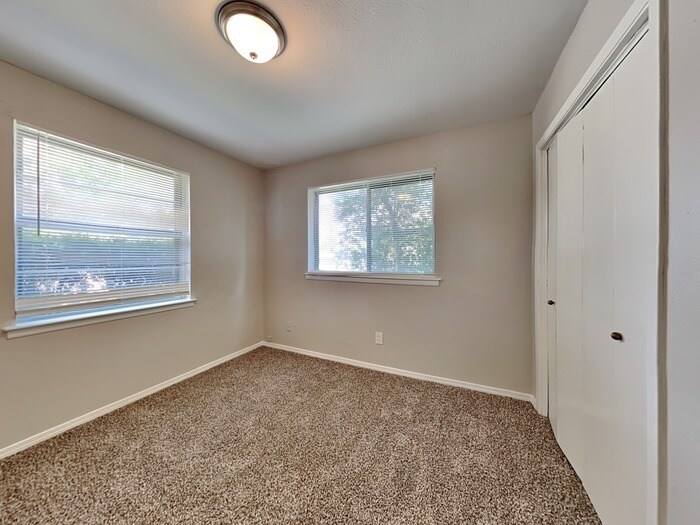 Building Photo - 2116 Crockett Dr