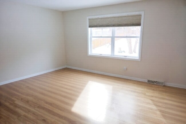 Building Photo - 206 N High Point Rd